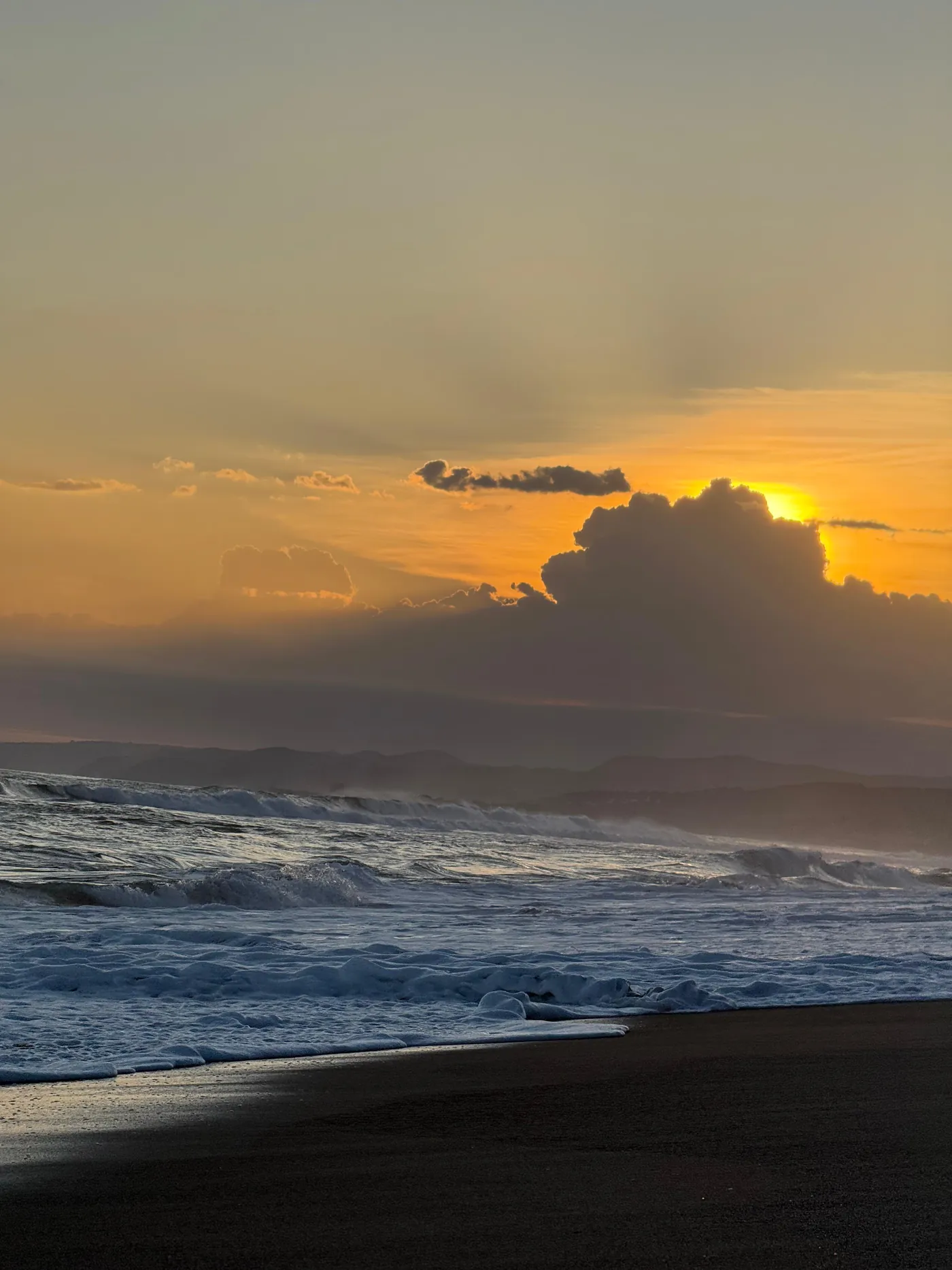 Salida directa a la playa El Amatal entre palmeras, frente al Pacífico
