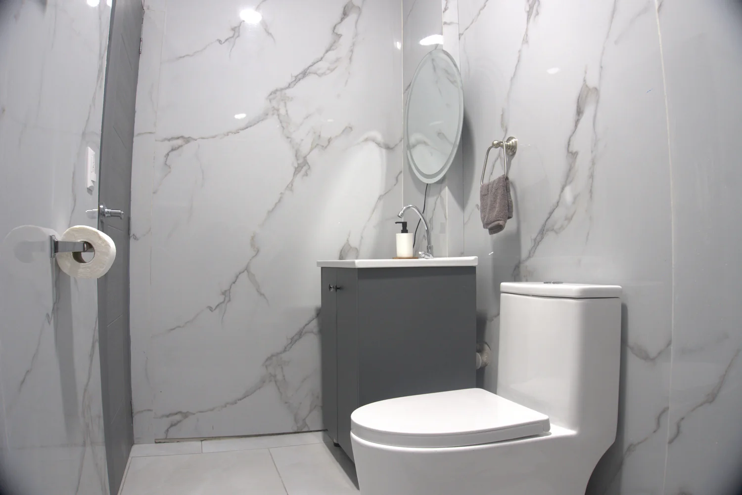Baño de mármol del Apartamento Monarca