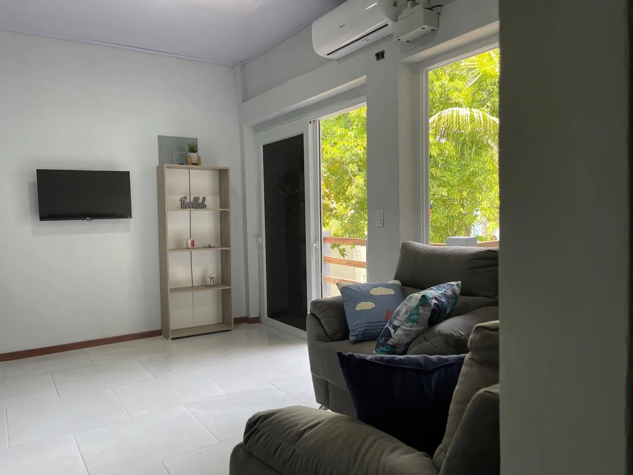 Sala de estar con ventanales hacia la vegetación
