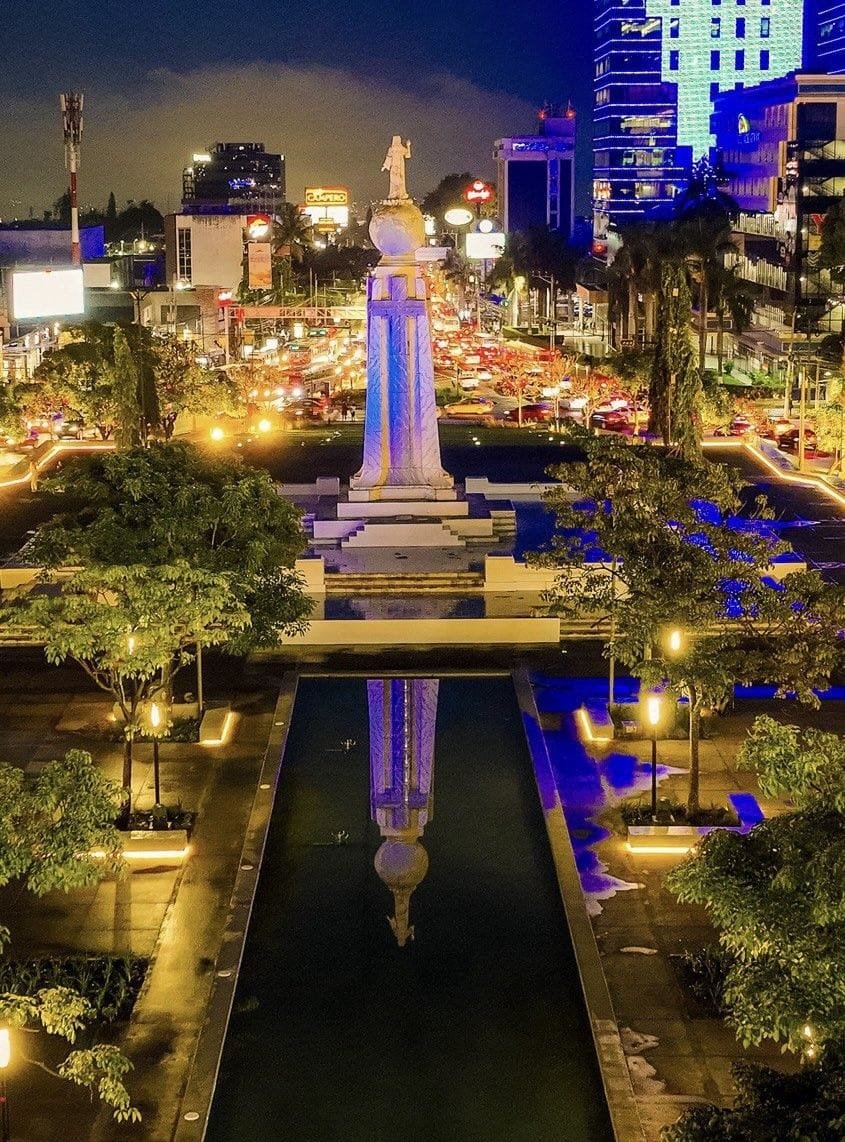 Monumento al Divino Salvador del Mundo iluminado de noche en San Salvador